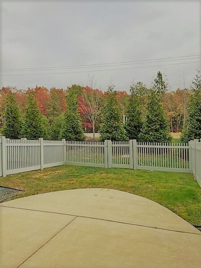 Building Photo - Stunning 4 bedroom 3.5 bath townhome locat...