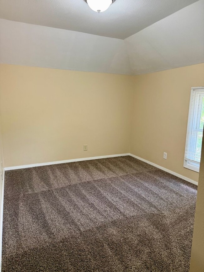 Building Photo - 3 Bed/1.5 Bath House For Rent with 2 Car Garage!