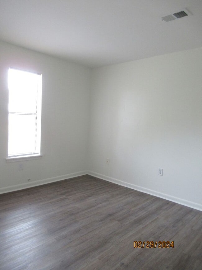 Building Photo - Newly Remodeled-Willow Run Apartment