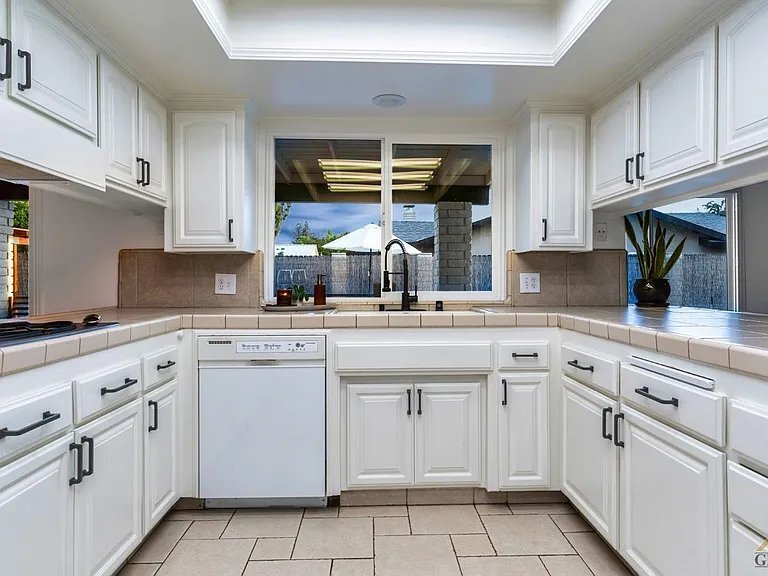 Building Photo - 7413 Saddleback Dr