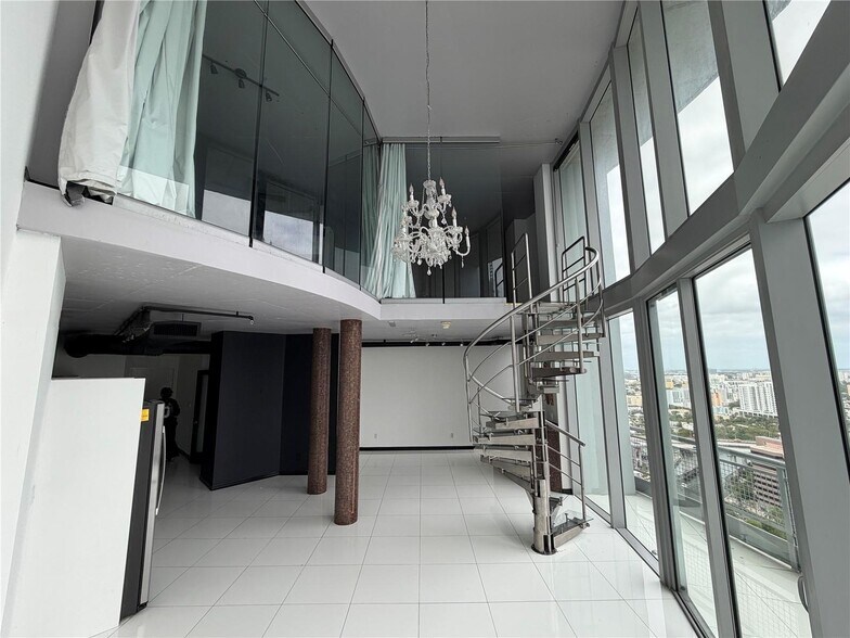 Building Photo - 690 SW 1st Ct