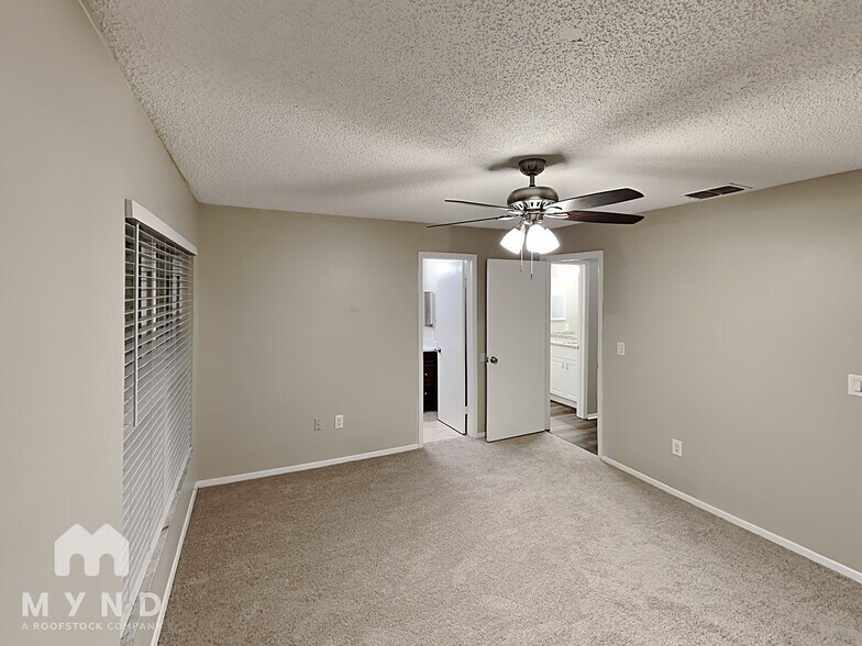 Building Photo - 2030 Shadow Pine Dr