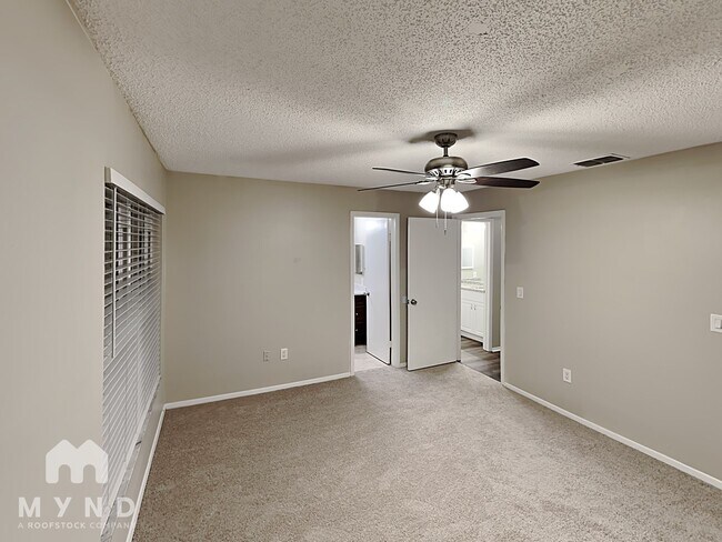 Building Photo - 2030 Shadow Pine Dr