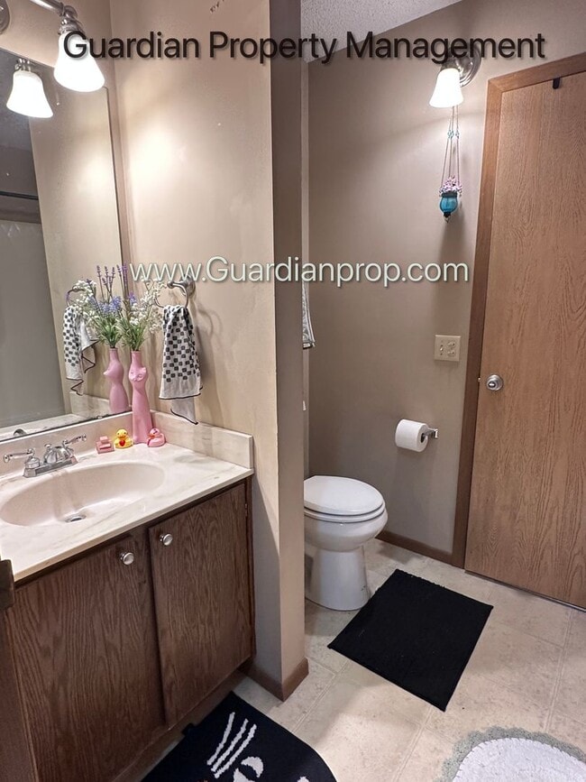 Building Photo - Plymouth Town Home, 1 Car Garage, Dishwasher, In Unit Laundry, Patio