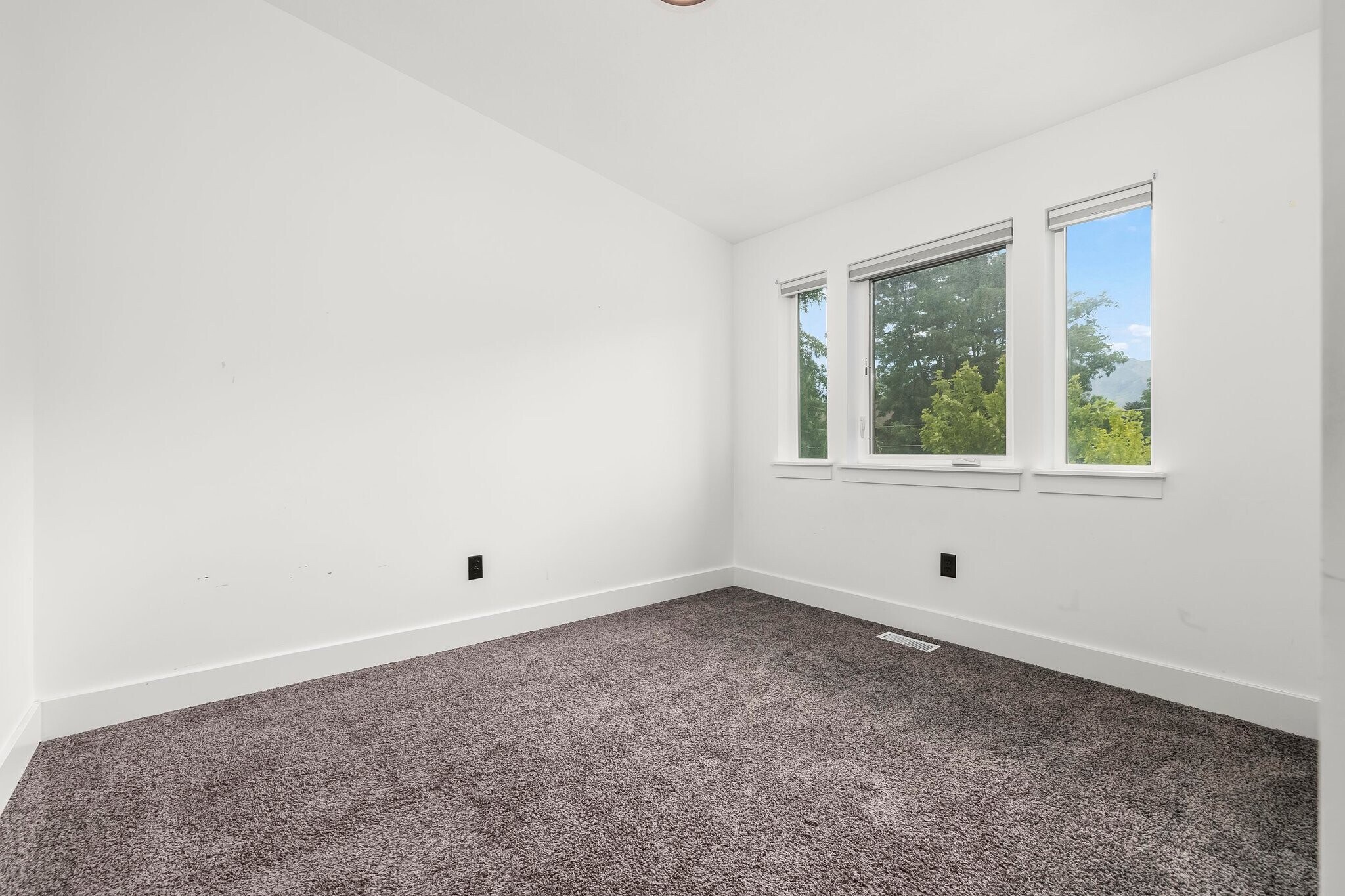 Building Photo - 7084 S 300 E
