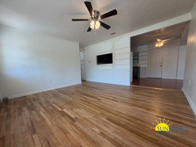 Building Photo - Vintage 3 Bedroom Home in the Heart of Fort Walton!