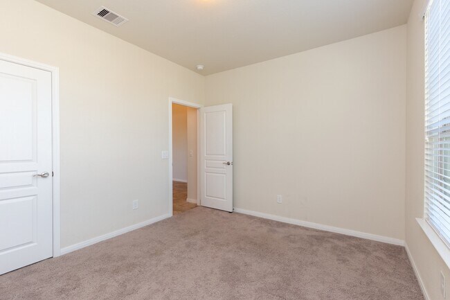 Building Photo - 10 Log House Ct