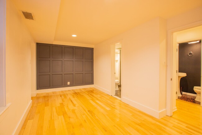 Building Photo - Lovely 2 BR/1.5 BA Apartment in Downtown!