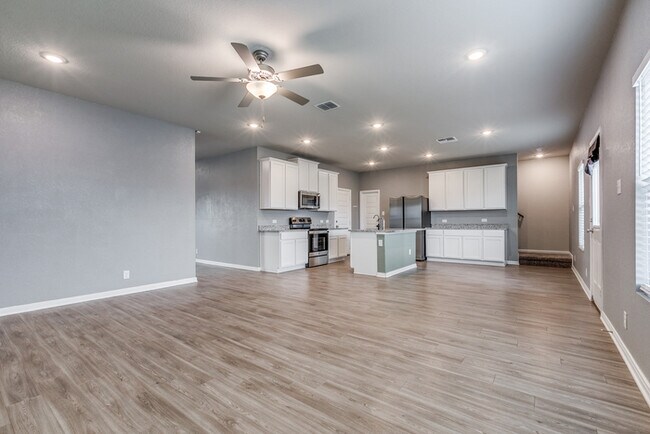 Building Photo - Beautiful and Spacious 4 Bedroom