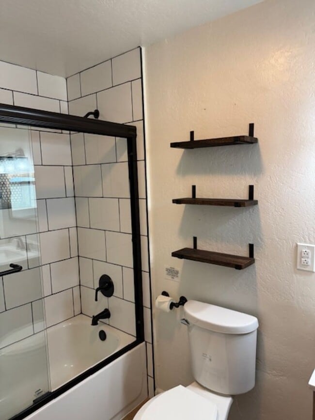 Building Photo - SINGLE LEVEL HOME WITH SPACIOUS FENCED IN YARD