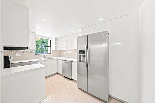 Building Photo - 9674 Fontainebleau Blvd