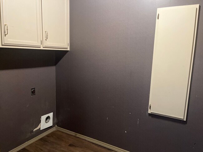 Building Photo - 317 W 16th Ct