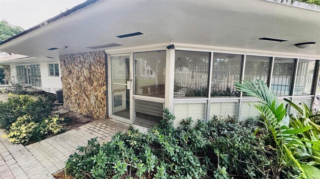 Building Photo - 900 NE 12th Ave