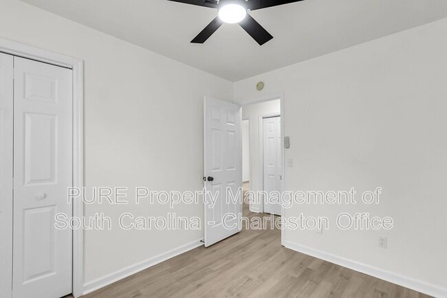 Building Photo - 9870 Levenshall Dr