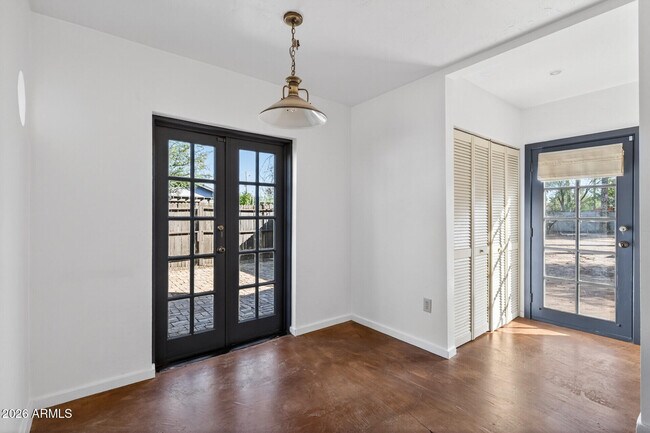 Building Photo - 901 W Willetta St