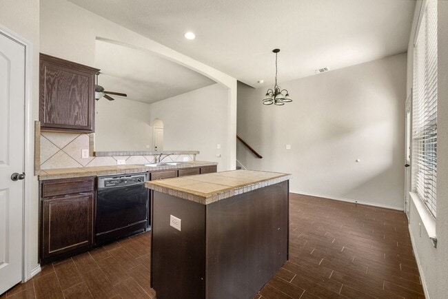 Building Photo - 566 Creekside Cir