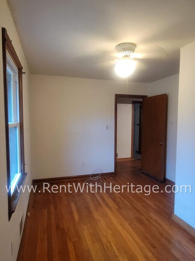 Building Photo - GRAMPA'S BUNGELOW - AWESOME BRICK RANCH WITH FULL UNFINISHED BASEMENT / GREAT LOCATION