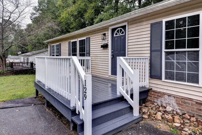 Building Photo - 129 Briar Ln