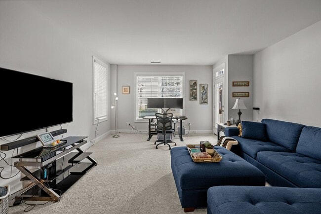 Building Photo - Like new townhome in Wykoff!