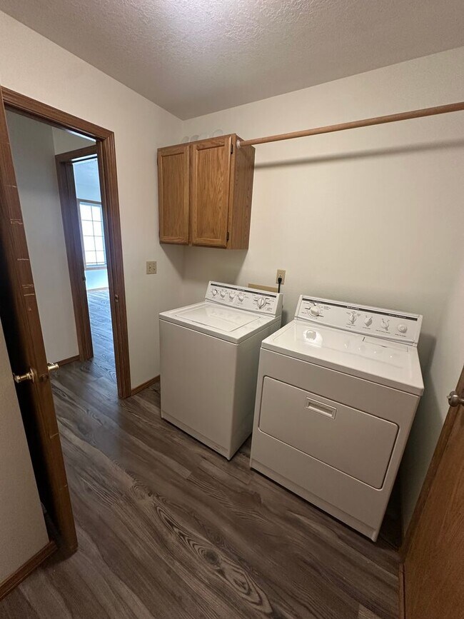 Building Photo - Tranquil & delightful 3-bedroom, 2-bathroo...