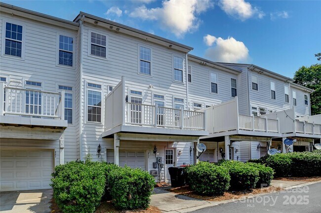 Building Photo - 417 Armour St