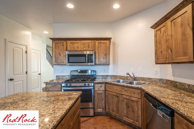 Building Photo - 3 Bedroom Townhome In Southgate Community