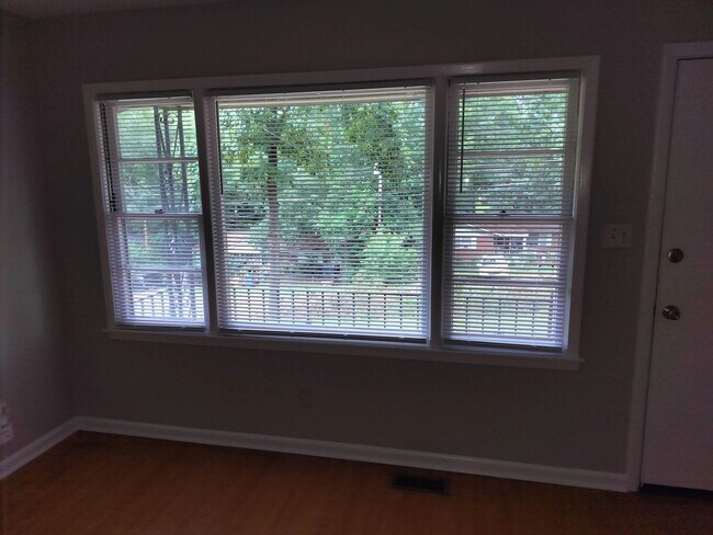 Building Photo - Move in today!