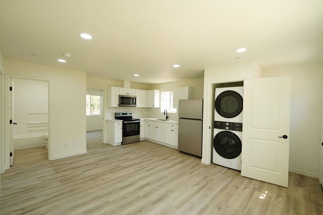 Building Photo - 4805 Charlotte Way
