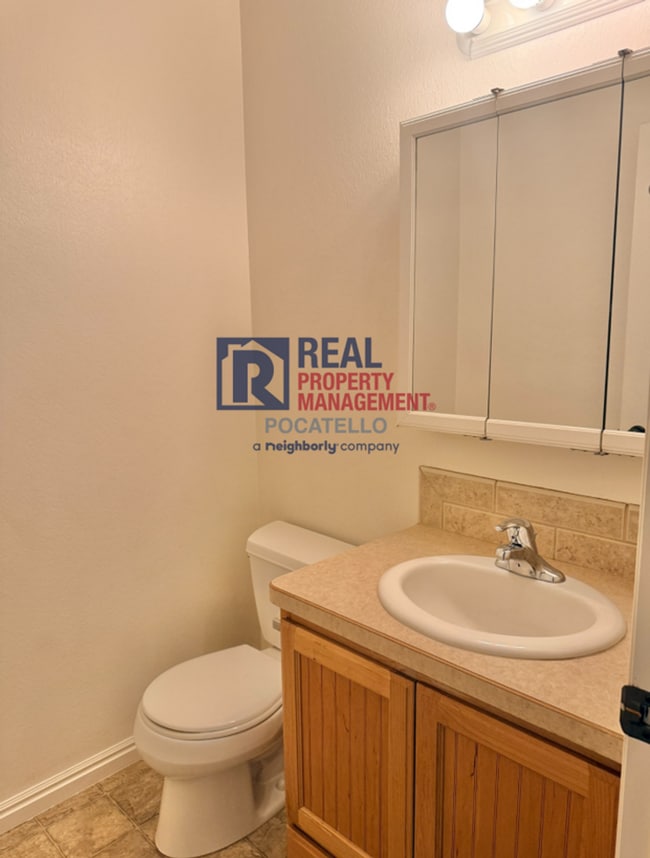 Building Photo - MOVE IN SPECIAL - 5 Bedroom 3.5 Bath Duplex - 2 car garag