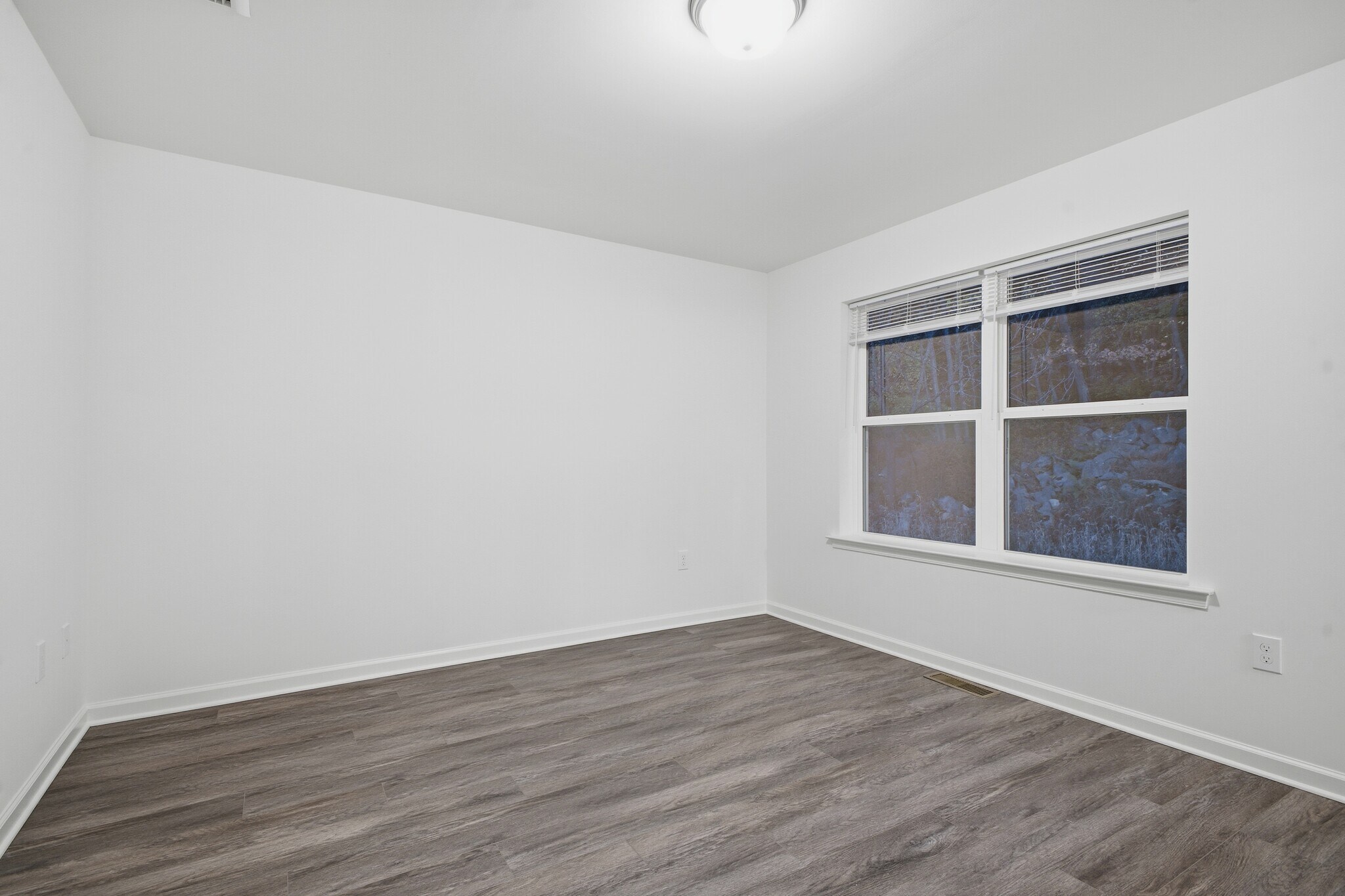 Building Photo - 1250 E 7th St