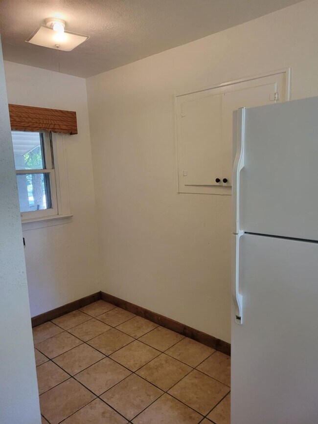 Building Photo - 1 BEDROOM 1 BATHROOM DUPLEX FOR RENT