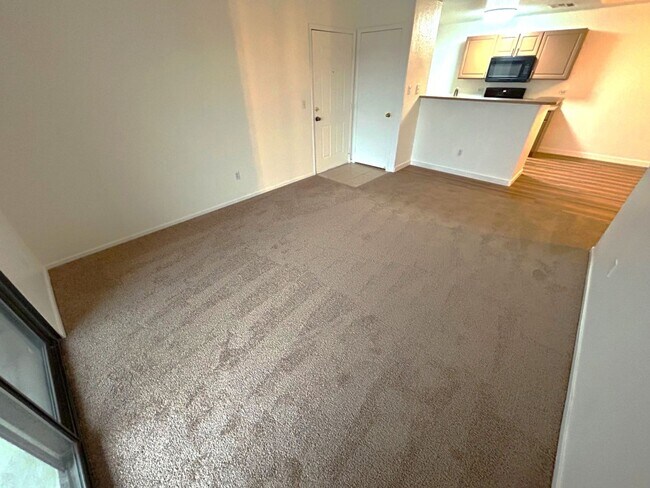 Building Photo - NORTHWEST 2 BEDROOM, 2 BATHROOM CONDO, ALL APPLIANCES INCLUDED!