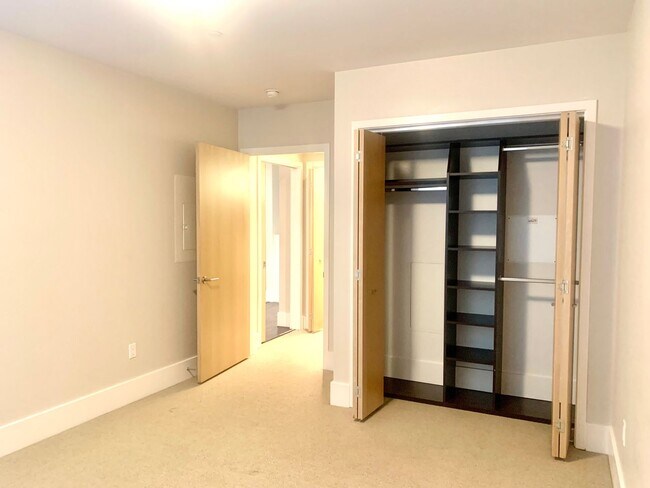 Building Photo - Spacious Centrally Located 1 bed + Den/ 1....