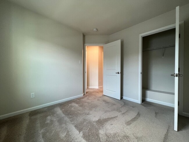 Building Photo - 225 Stonehurst Dr