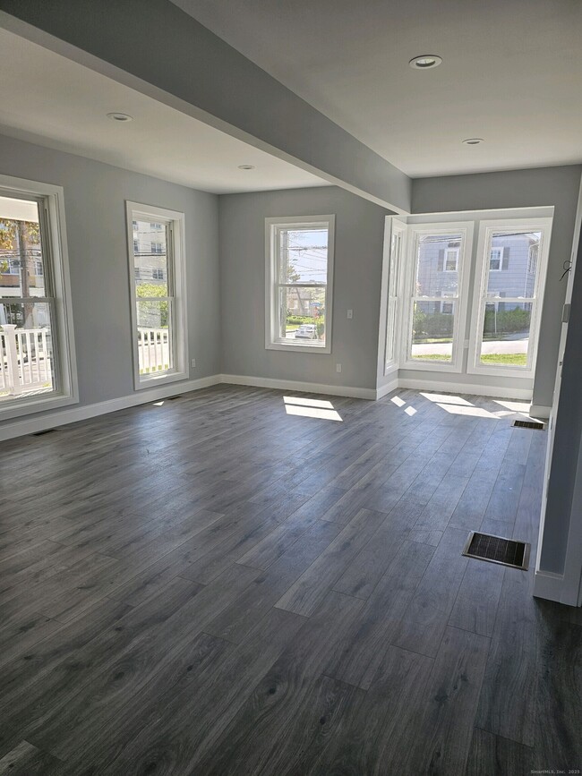 Building Photo - 281 Pequot Ave