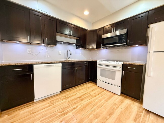 Building Photo - Three bedroom townhouse in beautiful Whitp...