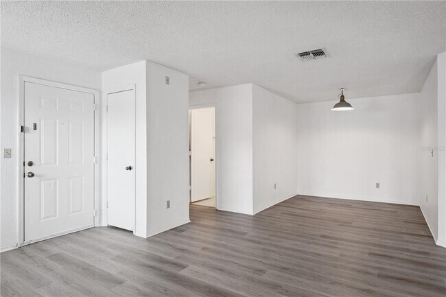 Building Photo - 2550 N Alafaya Trail