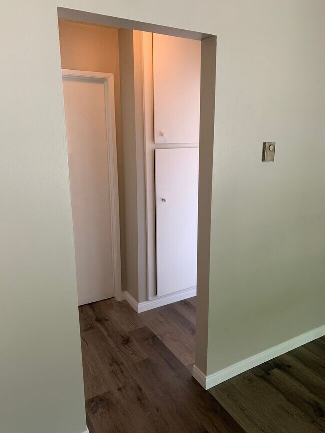 Building Photo - Spacious 1 Bedroom 1 Bath Upstairs Apartment