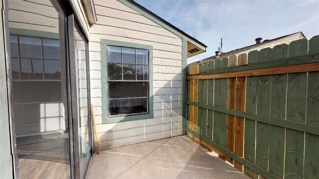 Building Photo - 725 Peppertree Dr