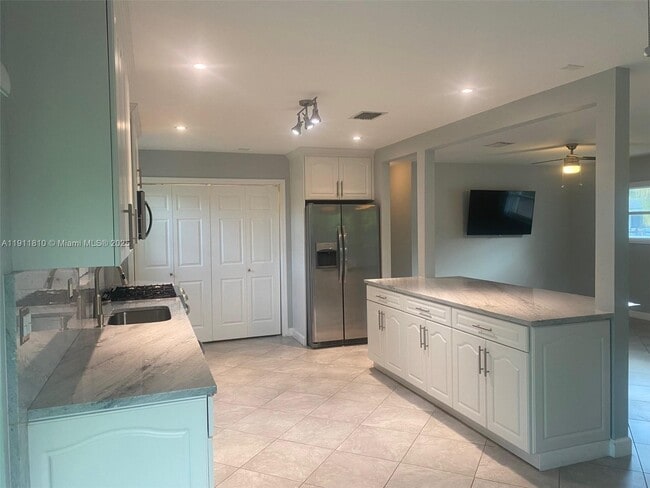 Building Photo - 6255 SW 62nd Ct