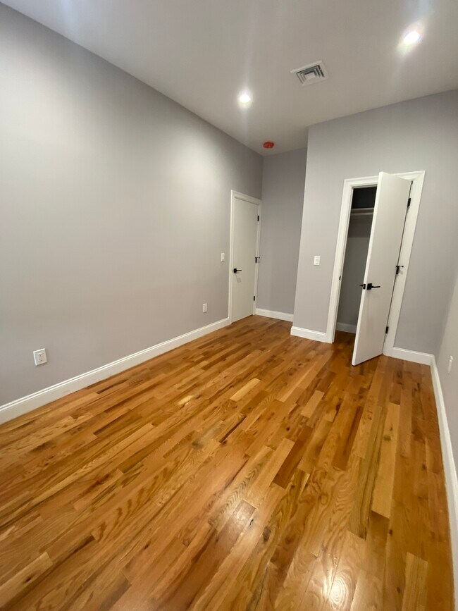 Building Photo - 139 Hemlock St