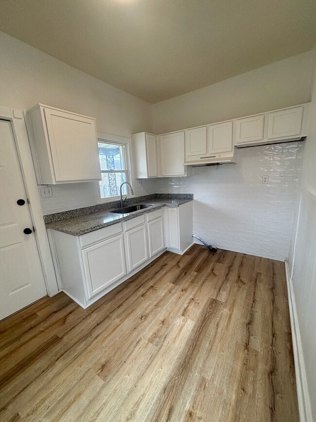 Building Photo - 525 E 8th St