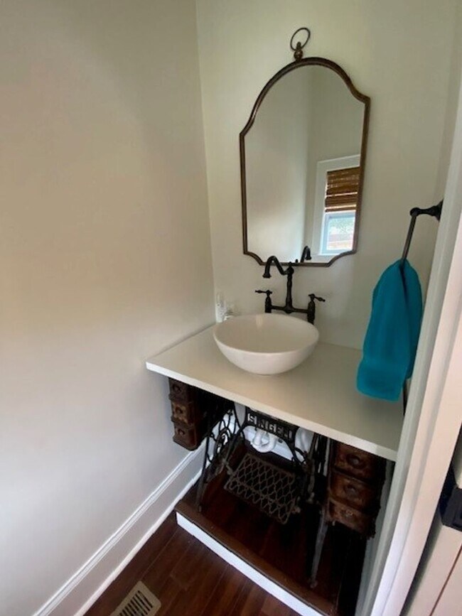 Building Photo - Georgous 5 bedroom 2.5 bath home in Downto...