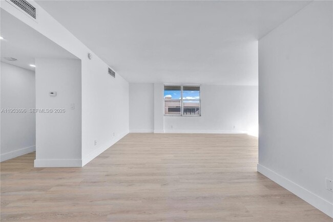 Building Photo - 9500 W Bay Harbor Dr