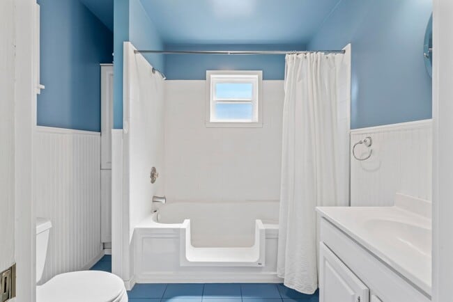Building Photo - Pet Friendly 3Bd/2Ba Single-Family Home