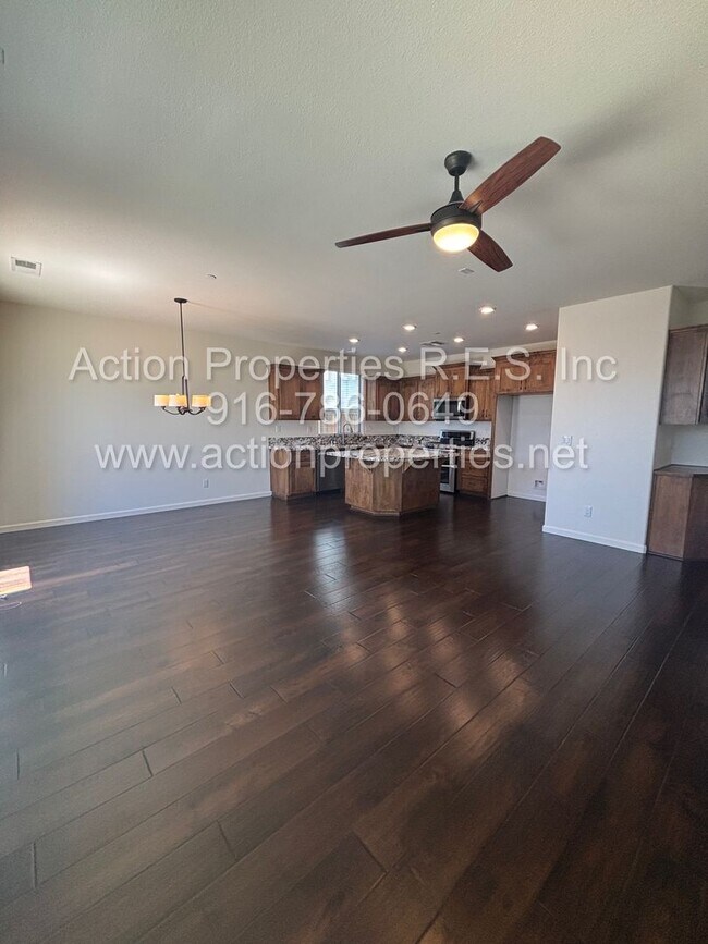 Building Photo - Solar - Whitney Ranch Newer Single Story, ...