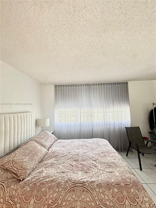 Building Photo - 999 Brickell Bay Dr