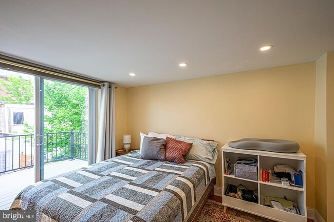 Building Photo - 2035 Carpenter St