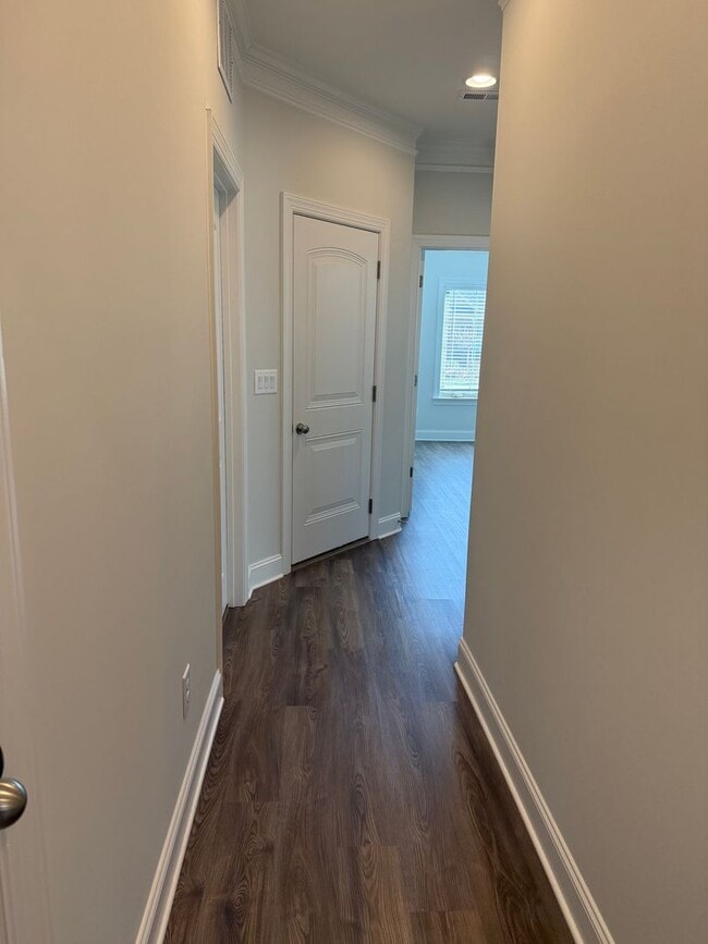 Building Photo - Updated 3 Bedroom Condo with Large Bonus Room!