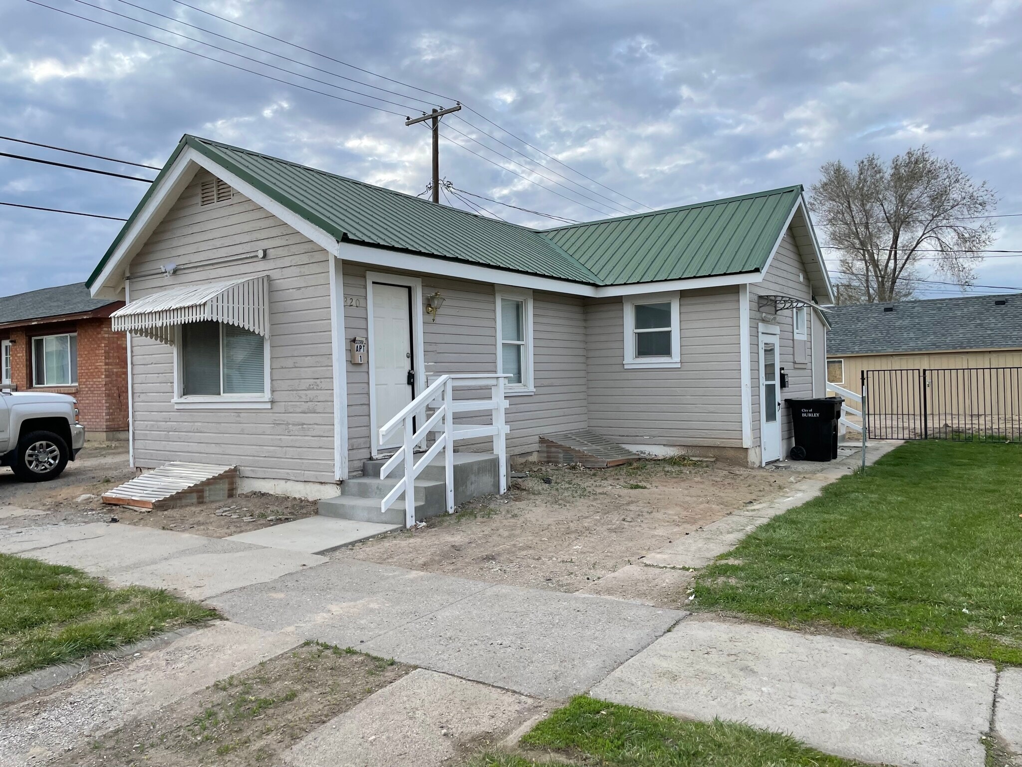 Building Photo - 320 E 15th St